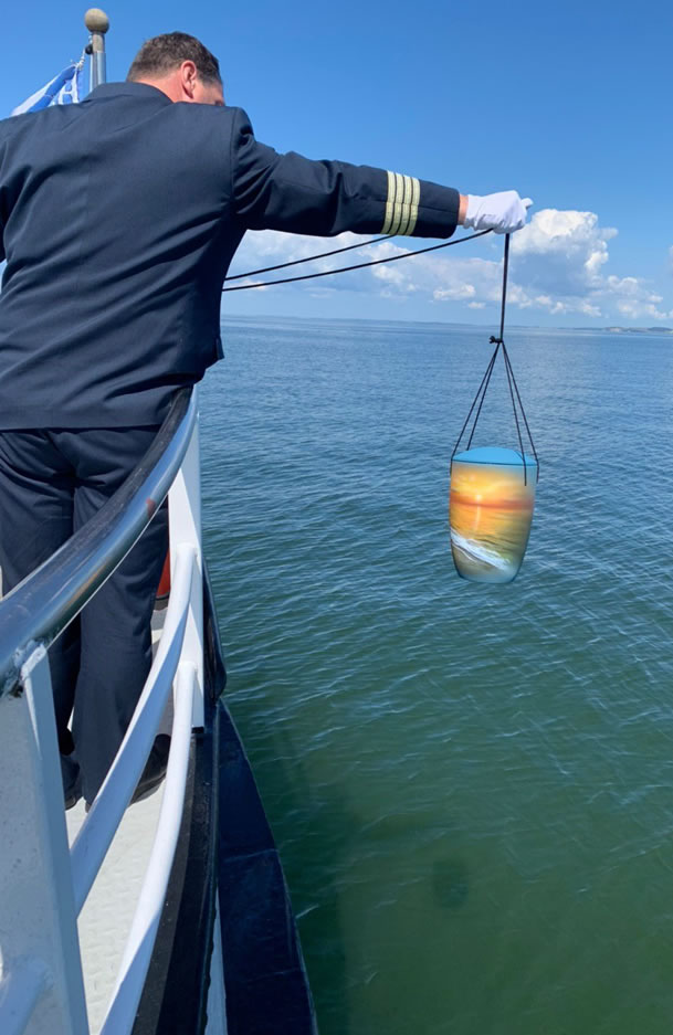 Herablassen der Urne in die Ostsee durch den Kapitän Herablassen der Urne in die Ostsee durch den Kapitän