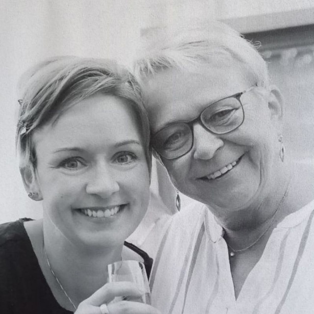 Schwarz-Weiss-Bild von Jana Semper und ihrer Mutti Schwarz-Weiss-Bild von Jana Semper und ihrer Mutti